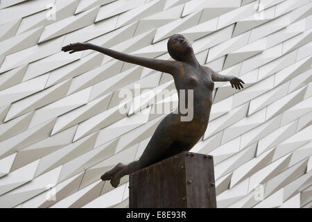 Die Skulptur Titanica von Rowan Gillespie außerhalb Titanic Belfast Stockfoto