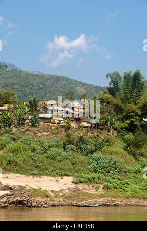 Vertikale Ansicht von einem abgelegenen Dorf auf dem Hügel festhalten Stockfoto