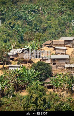 Vertikale Ansicht von einem abgelegenen Dorf auf dem Hügel festhalten Stockfoto