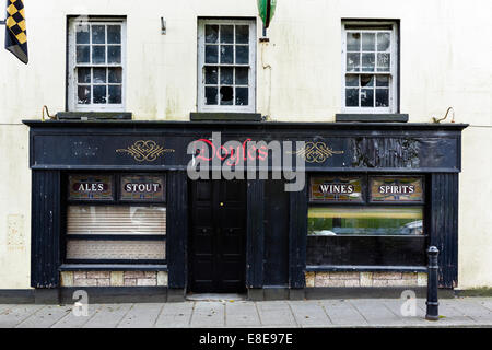 A Pub in Inistioge, County Kilkenny, Irland geschlossen Stockfoto