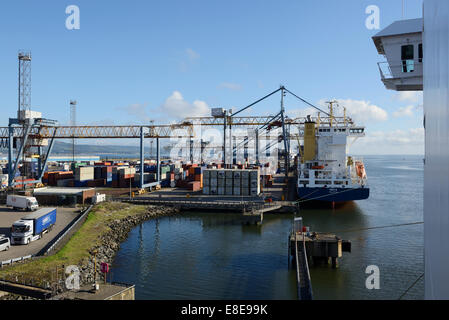 Die Containerschiff Indien angedockt am Hafen von Belfast Nordirland Vereinigtes Königreich Stockfoto