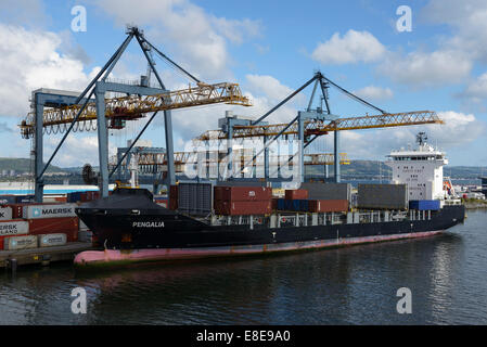 Das Container-Schiff angedockt Pengalia am Hafen von Belfast Nordirland Vereinigtes Königreich Stockfoto