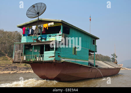 Horizontale Nahaufnahme von einem traditionellen Flussschiff mit Fracht Reisen stromaufwärts entlang des Mekong. Stockfoto