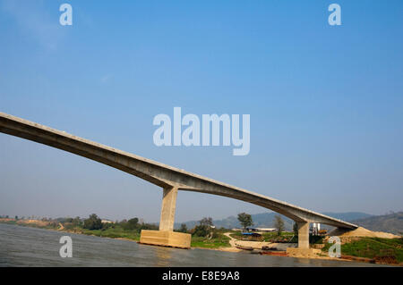 Horizontale Ansicht des Vierten Thai-laotischen Friendship Bridge über den Mekong Fluss in Thailand und Laos (ungeöffnet in der Zeit). Stockfoto