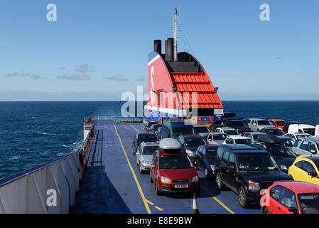 Eine offene Autodeck neben den Trichter auf einer Stena irischen See ferry Stockfoto