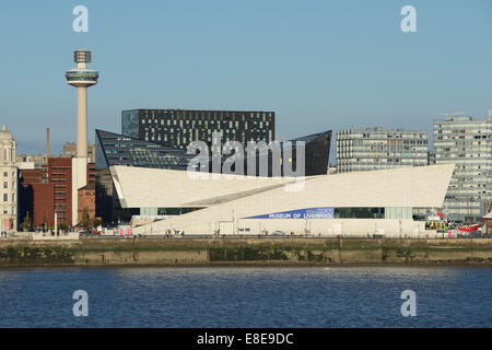 St Johns Turm und das Museum of Liverpool Stockfoto