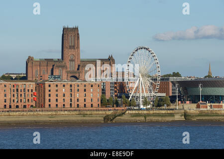 Das Albert Dock anglikanische Kathedrale und Riesenrad in Liverpool UK Stockfoto