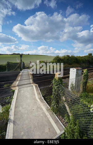 Wanderer mit einer Eisenbahn Fuß Kreuzung in der Nähe von Eynsford, Kent, UK. Stockfoto