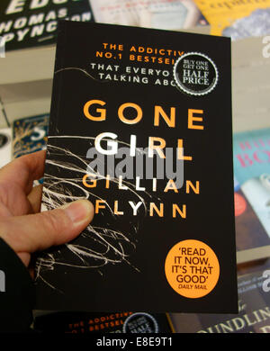 'Gone Girl' Bestseller-Thriller von Gillian Flynn in einer Buchhandlung, London Stockfoto