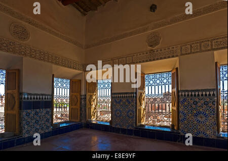 Horizontale Innenansicht eines dekorativen Raumes im Kasbah Taourirt in Ouarzazate. Stockfoto