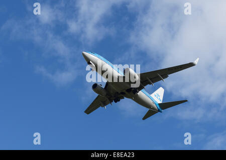 Royal Dutch Airlines KLM Boeing 737 Flugzeuge im Endanflug zum Flughafen Manchester UK Stockfoto