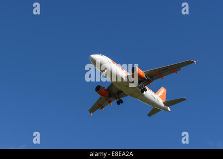 EasyJet Airbus A319-111 Flugzeuge im Endanflug zum Flughafen Manchester UK Stockfoto