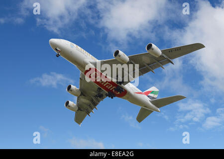 Emirates Airbus A380-Flugzeuge im Endanflug zum Flughafen Manchester UK Stockfoto