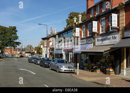 Geschäfte und Firmen auf Ashley Road im Zentrum von Hale Dorf Greater Manchester UK Stockfoto