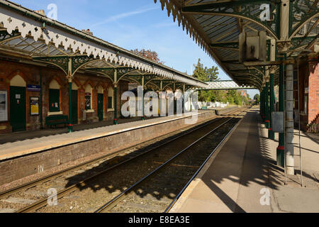 Die Eisenbahn-Bahnsteigen und dekorativen Vordach an Hale Greater Manchester UK Stockfoto