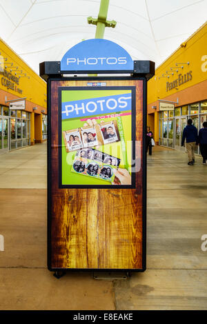 Photo Booth Kiosk, Bereitstellung von instant Bilder in The Outlet Shoppes at Oklahoma City, Oklahoma, USA. Stockfoto