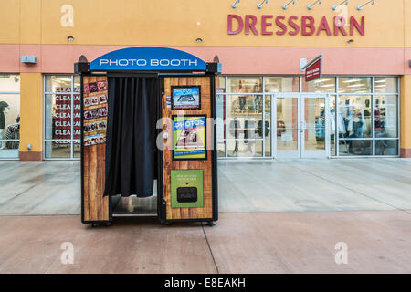 Photo Booth Kiosk, Bereitstellung von instant Bilder in The Outlet Shoppes at Oklahoma City, Oklahoma, USA. Stockfoto