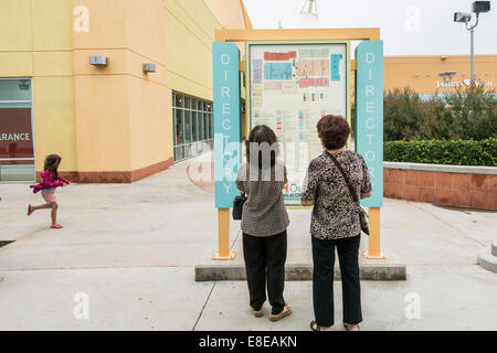 Zwei Frauen Shopper Studie das Verzeichnis bei The Outlet Shoppes in Oklahoma City.  Oklahoma, USA. Stockfoto