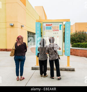 Drei kaukasischen Frauen Shopper Studie das Verzeichnis bei The Outlet Shoppes in Oklahoma City.  Oklahoma, USA. Stockfoto