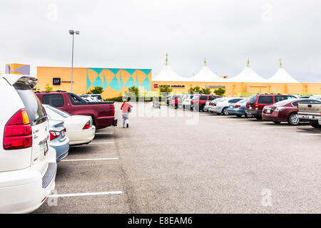 Das Outlet Shoppes in Oklahoma City Shopper und die Mall vom Parkplatz in Oklahoma City, Oklahoma, USA zeigen. Stockfoto