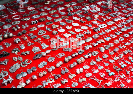 Viele billige Souvenir Armreifen am asiatischen Markt statt. Laos Stockfoto