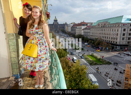 Zwei junge Frauen auf dem Balkon des Grand Hotel Europe Blick auf den Prager Wenzelsplatz, hinter dem Nationalmuseum Prag, tschechische Mädchen Stockfoto