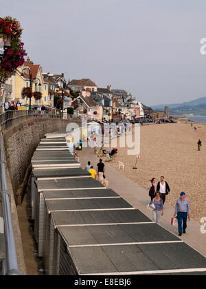 Blick auf den Strand über Strandhütten, Lyme Regis, Dorset, Großbritannien Stockfoto