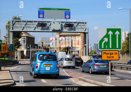 Autos nähern sich dem Blackwall Tunnel auf der A102, Blackwall Tunnel Approach, London England Großbritannien Stockfoto