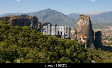 Das hängende Kloster Roussanou umgeben von steinernen Zinnen in Meteora, Griechenland. Stockfoto