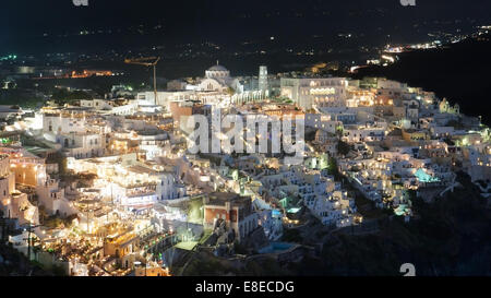 Dorf von Fira auf Santorin bei Nacht. Stockfoto