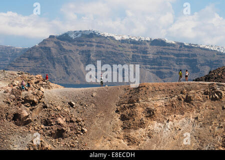 Fira aus dem Krater des Nea Kameni, Inselgruppe Santorin, Griechenland. Stockfoto