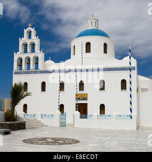 Kirche der Panagia Platsani in Oia, Santorin, Griechenland. Stockfoto