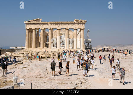 Massen, Besuch der archäologischen Stätte der Akropolis in Athen, Griechenland. Blick auf den Parthenon im Hintergrund. Stockfoto