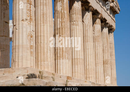 Dorische Säulen des Parthenon in Athen, Griechenland. Stockfoto