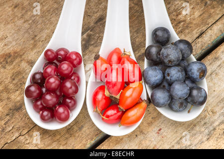 Frische Waldbeeren in Keramik Löffel auf Holz Hintergrund. Gesunde Ernährung Stockfoto