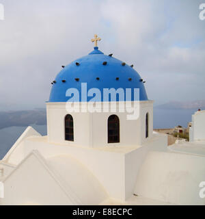 Blaue Kuppel von einer orthodoxen Kirche Imerovigli, Santorin, Griechenland. Stockfoto