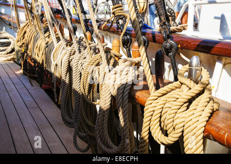 Hohe Schiffsbespanner, gefesselte Seile Stockfoto