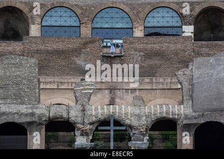 Frau und Kind im Kolosseum oder Kolosseum aka Flavian Amphitheater (Anfiteatro Flavio, Colosseo), Rom, Italien Stockfoto