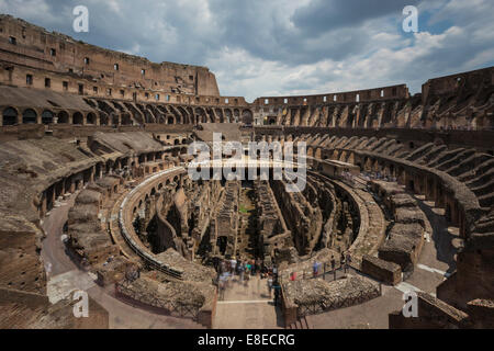 Innere des Kolosseums oder Kolosseum aka Flavian Amphitheater (Anfiteatro Flavio, Colosseo), Rom, Italien Stockfoto