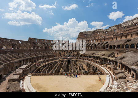 Innere des Kolosseums oder Kolosseum aka Flavian Amphitheater (Anfiteatro Flavio, Colosseo), Rom, Italien Stockfoto