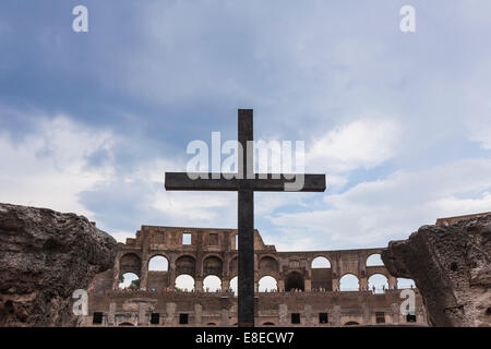 Kreuz in das Kolosseum oder Kolosseum aka Flavian Amphitheater (Anfiteatro Flavio, Colosseo), Rom, Italien Stockfoto