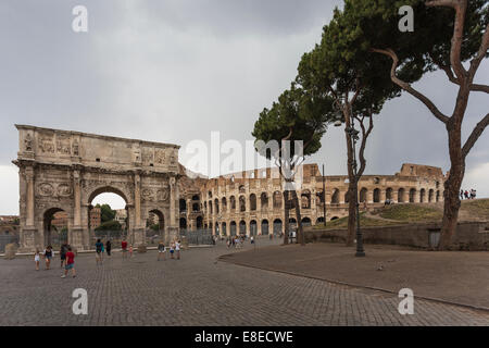 Der Triumphbogen des Konstantin (Arco di Costantino) & das Kolosseum oder Kolosseum aka Flavian Amphitheater (Anfiteatro Flavio, Colosseo) Stockfoto