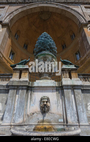 Fontana della Pigna (Pine Cone Brunnen), Cortile del Belvedere, Vatikan, Vatikanstadt Stockfoto