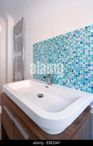 Modernen beheizten Handtuchhalter im Badezimmer Wand Stockfoto, Bild