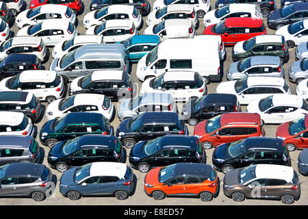 Luftaufnahme Blick auf Dächer von Neuwagen auf Parkplatz Gelände auf italienischen Hafenmole am Hafen von Catania Catania Port Sizilien Italien Stockfoto