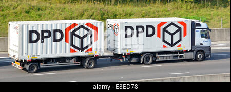 DPD Global Express Pakete LKW und Abschleppen Anhänger fahren auf englischen Autobahn (B2B-Paket-Lieferdienste) Stockfoto