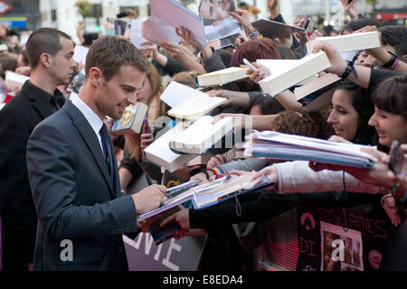 "Abweichend" Madrid-Premiere in Callao Kino - Ankünfte: Theo James Where: Madrid, Spanien: 3. April 2014 Stockfoto