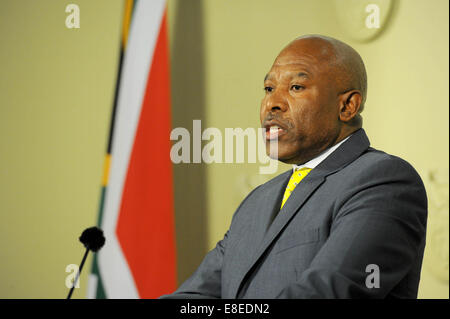 Johannesburg, Südafrika. 6. Oktober 2014. Lesetja Kganyago, dem neu ernannten Gouverneur von South African Reserve Bank (SARB) befasst sich mit der Pressekonferenz in Pretpria, Südafrika, am 6. Oktober 2014. Lesetja Kganyago, der von Präsident Jacob Zuma früher in den Tag ernannt wurde, Gill Marcus zu ersetzen, verpflichteten sich zur Bekämpfung der Inflation und Steuern des Landes für die Finanzstabilität. Bildnachweis: GCIS/Elmond Jiyane/Xinhua/Alamy Live-Nachrichten Stockfoto