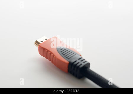 HDMI-Kabel auf weißem Hintergrund Stockfoto