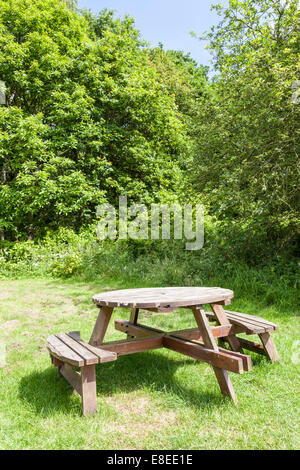 Runden hölzernen Picknicktisch mit Sitzen in einem Feld, Nottinghamshire, England, Großbritannien Stockfoto